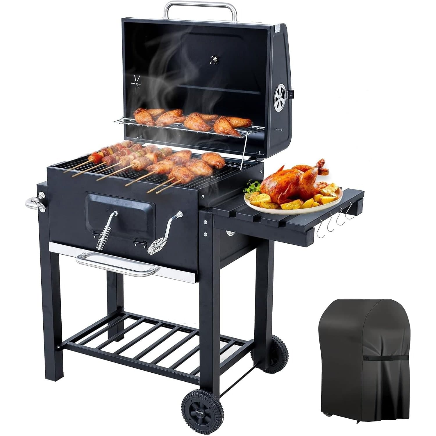 Parrilla de carbón con la tapa abierta, brochetas y alitas en la parrilla y la funda impermeable incluida al lado